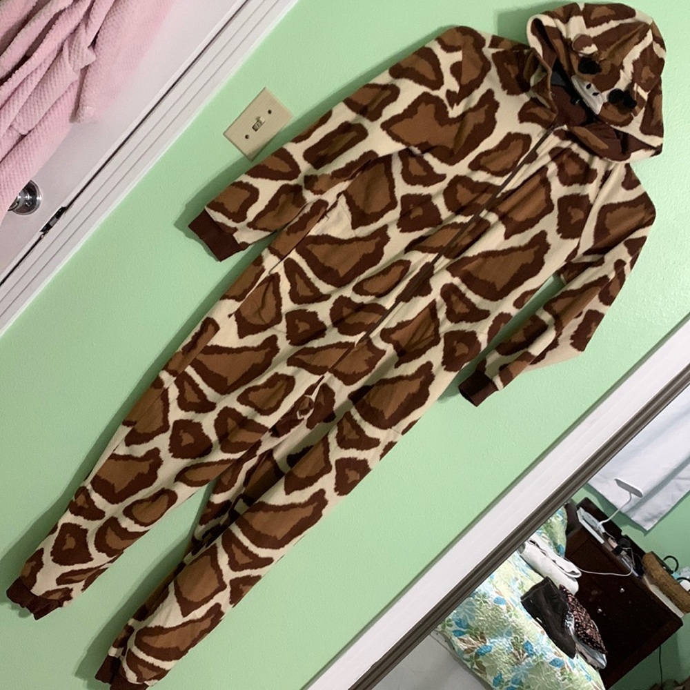 Nick & Nora giraffe inside sleepwear small